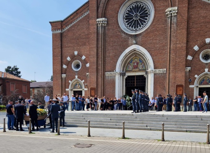 Folla a Lissone per i funerali del finanziere Villani