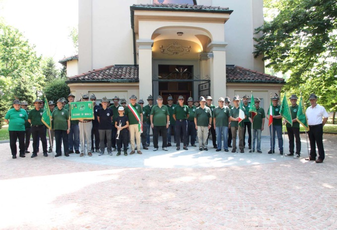Gli Alpini omaggiano l’ex parroco don Carlo Consonni