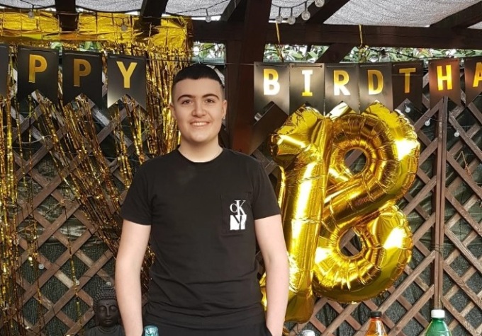 “Sarai sempre con noi”: in centinaia per l’ultimo saluto a Simone, morto a soli 18 anni