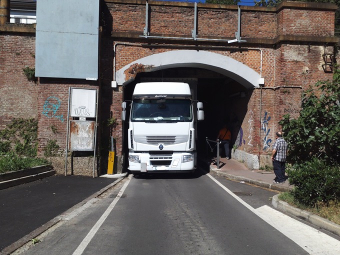 Ancora un camion incastrato sotto il ponte della ferrovia, traffico in tilt