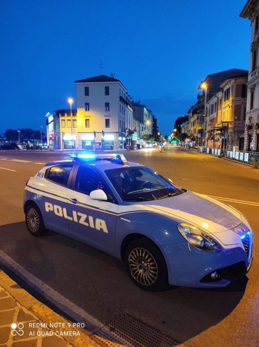 Gli agenti della Questura soccorrono una giovane mamma fuggita dalla Francia con i suoi due bimbi