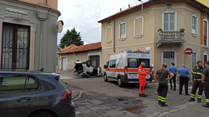 Ribaltamento a Lissone: ambulanza e Vigili del fuoco sul posto