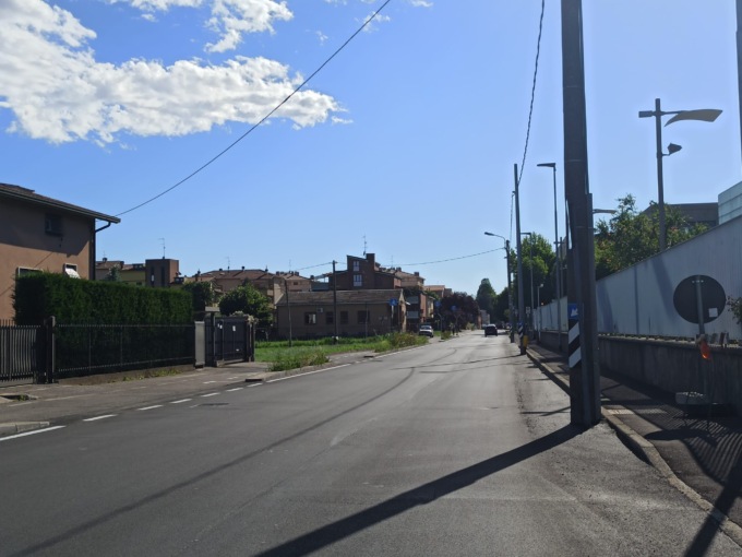 Sparisce una fermata bus e via i pali della luce “ingombranti”