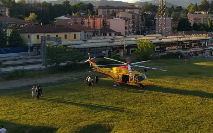 Schianto tra un’auto e una moto: atterra anche l’elisoccorso