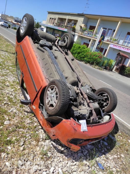 Auto tamponata si ribalta e finisce sulle rotaie del tram