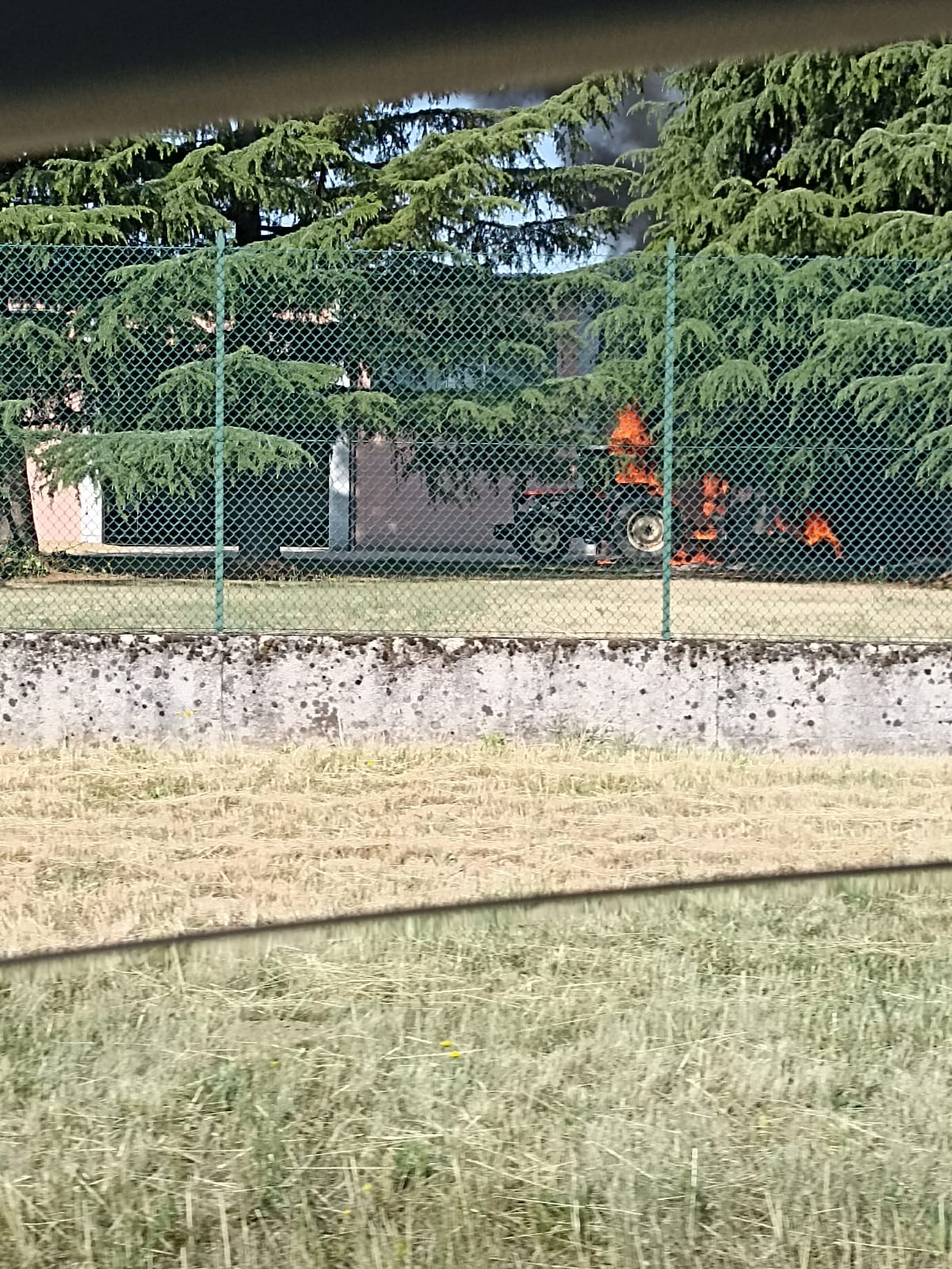 Vimercate incendio trattore azienda agricola via Motta