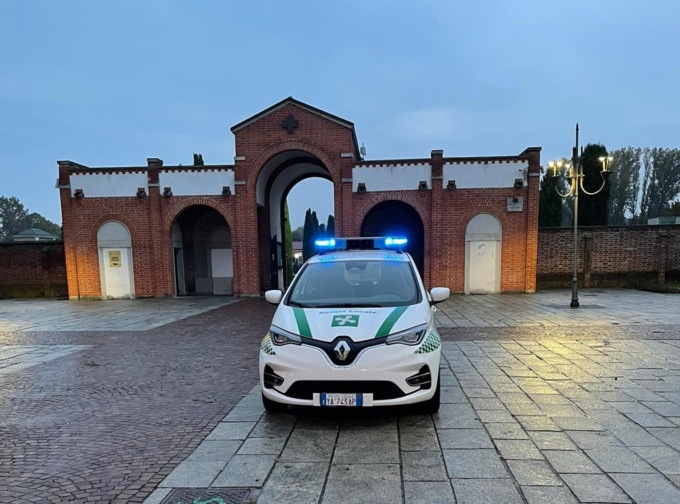 Sorpreso a fare video e foto al cimitero: diffidato dalla Polizia Locale