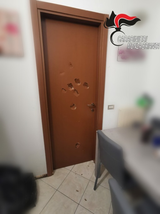 Minaccia di morte la compagna e si scaglia contro porte e finestre di casa, arrestato