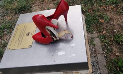 Vandalizzate le scarpette rosse nel parco intitolato a Leonora Brambilla