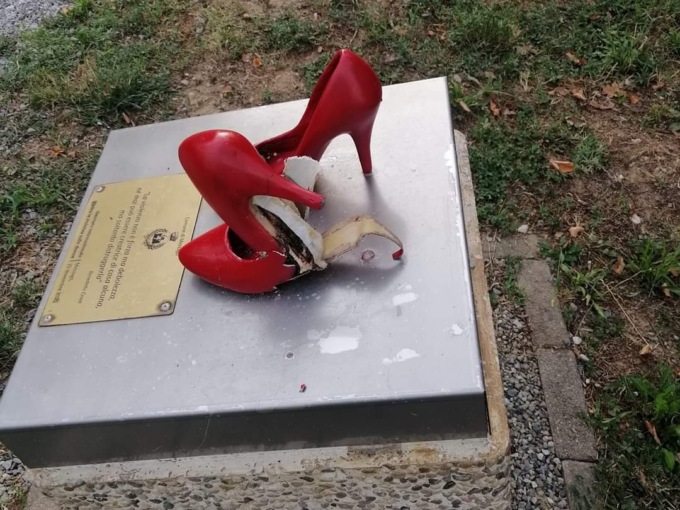 Vandalizzate le scarpette rosse nel parco intitolato a Leonora Brambilla