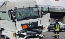 Scontro tra quattro mezzi pesanti in Autostrada A4: camionista gravissimo