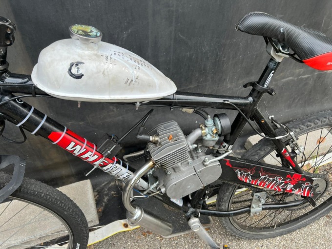 Bici “truccata” sfreccia per le strade della città, i vigili la sequestrano