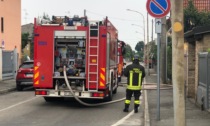 Allarme incendio in via Custoza: bruciano le baracche in legno