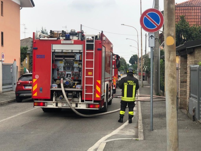 Allarme incendio in via Custoza: bruciano le baracche in legno