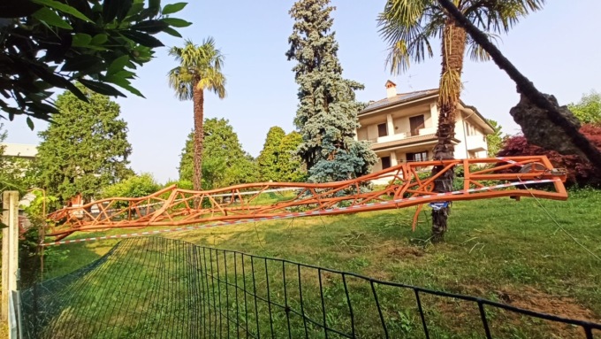 Paura ad Albiate, gru crolla e si schianta in un giardino