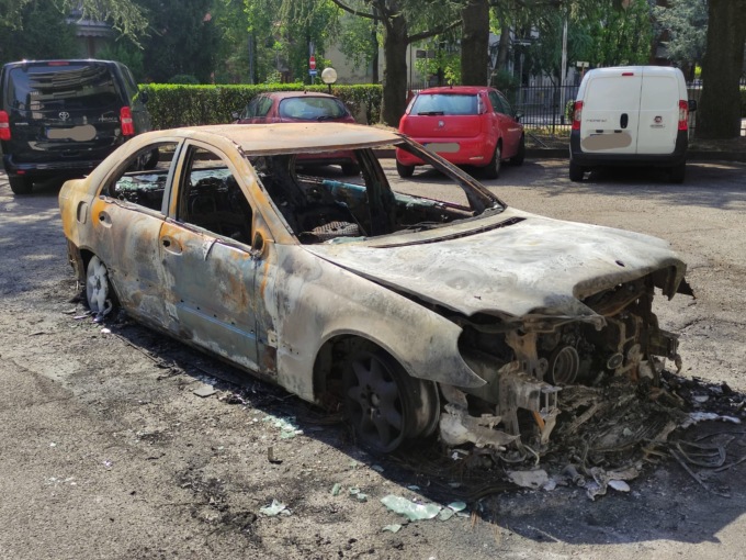 Auto a fuoco: intervento dei Vigili del fuoco in piena notte