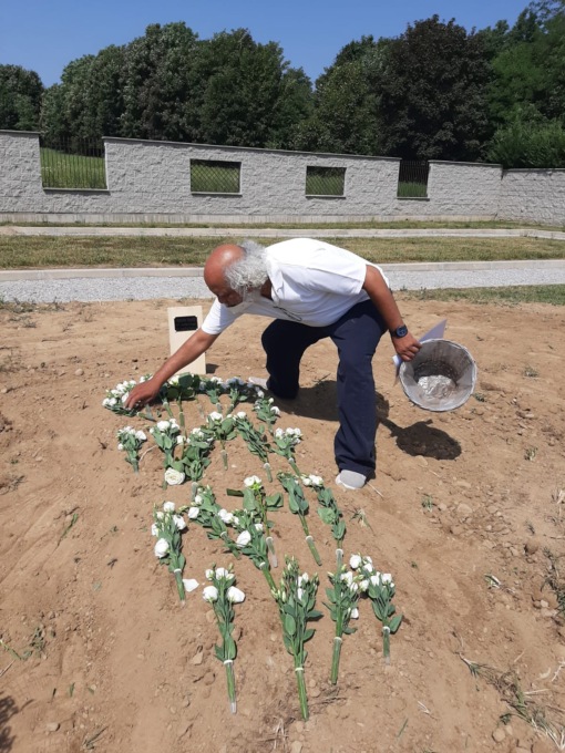 Al cimitero non c’è lo spazio per gli islamici: seppellisce il padre insieme ai cristiani
