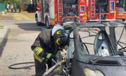 Auto in fiamme, Vigili del Fuoco in azione a Desio