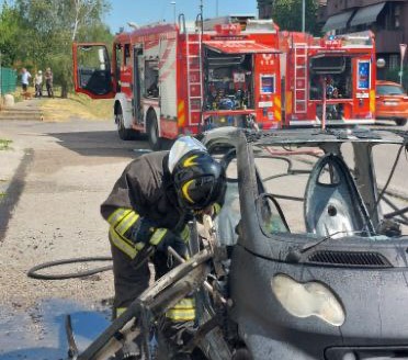 Auto in fiamme, Vigili del Fuoco in azione a Desio