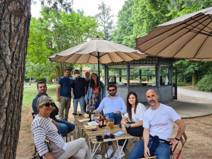 Riapre dopo tre anni il chiosco del parco comunale, il sindaco primo cliente