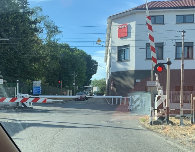 Guasto al passaggio a livello a Meda, treni in ritardo e tanti disagi