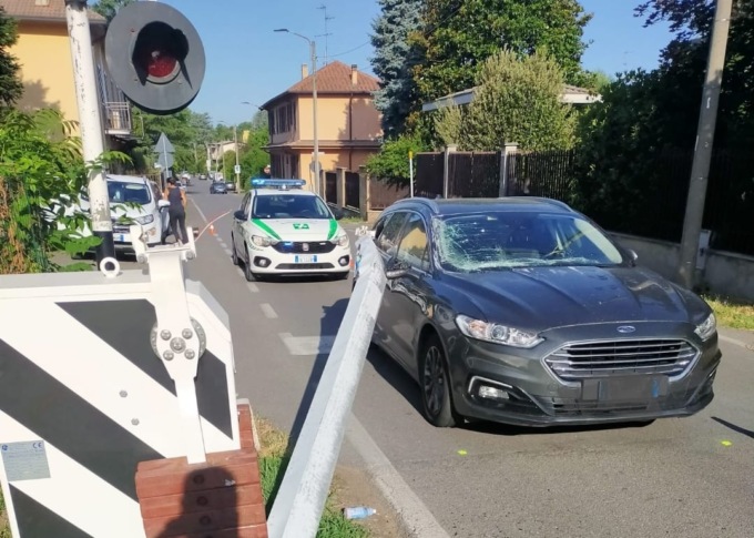 Auto contro passaggio a livello, paura a Villasanta