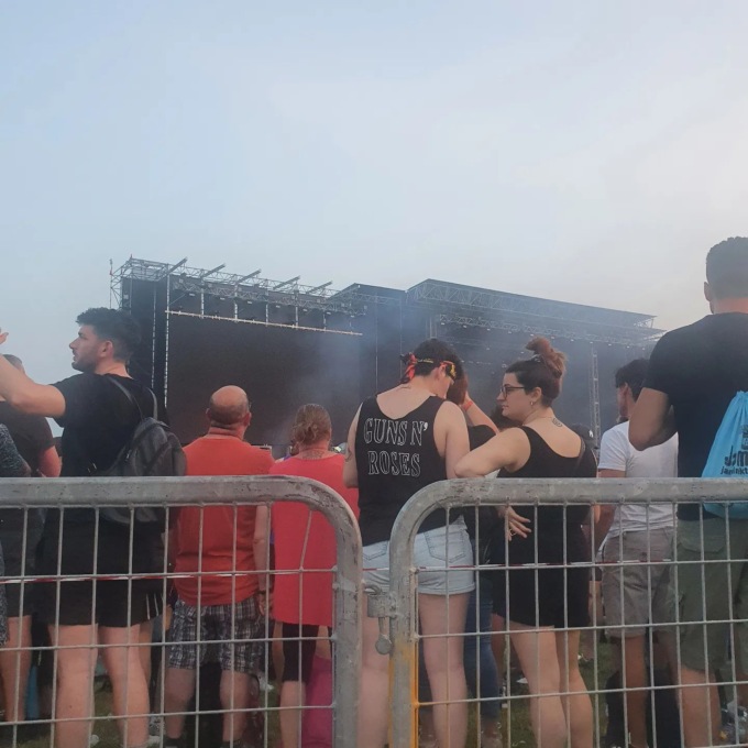 Il concerto del “Liga” tra palco e… invisibilità