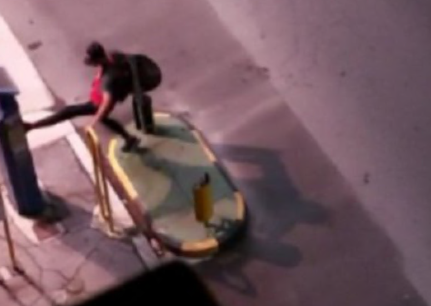 Calci alla colonnina della sosta per rubare monete. In centro è «caccia» al vandalo e alla sua complice