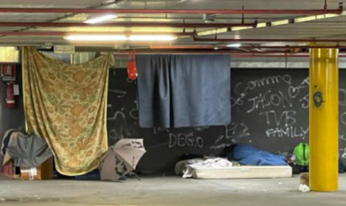 “Parcheggi ridotti a dormitori e latrine”