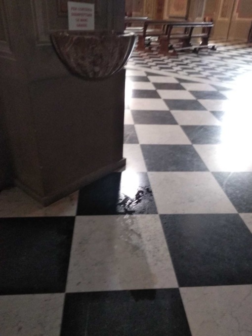 Fumano e fanno la pipì dentro al santuario di Meda