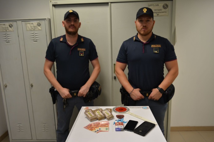 In auto con hashish e cocaina per 100mila euro: arrestati due pusher