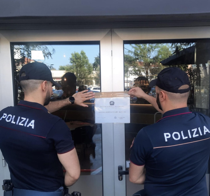 Aggredito a calci e pugni nel locale: il Questore chiude il bar per 20 giorni