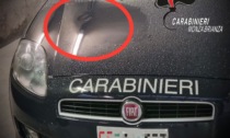 Minaccia i Carabinieri di dar fuoco alla gazzella e la prende a calci e pugni, denunciata una 34enne