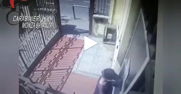 Rubano la borsa a un’anziana, vanno a prelevare con il bancomat e vengono arrestati