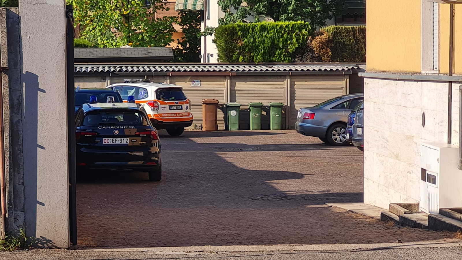Arcore via Battisti 81 cadavere uomo morto in casa carabinieri