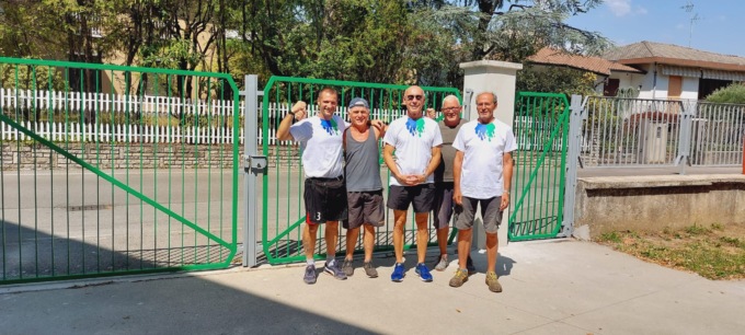 Volontari al lavoro alle scuole elementari di Colnago