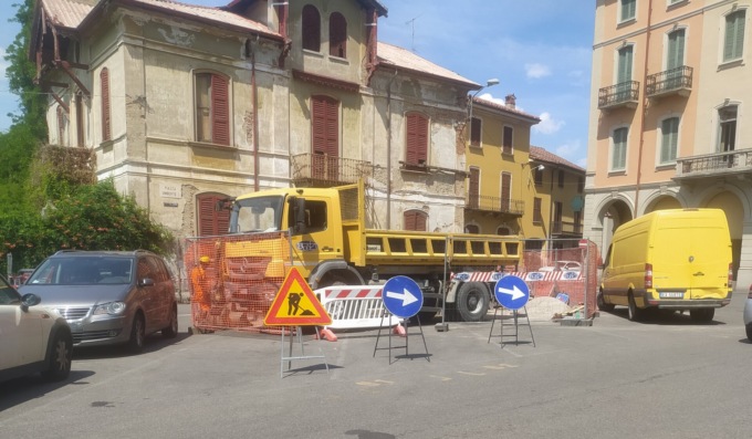 Cede la fogna in piazza Umberto, BrianzAcque al lavoro per chiudere il “buco”