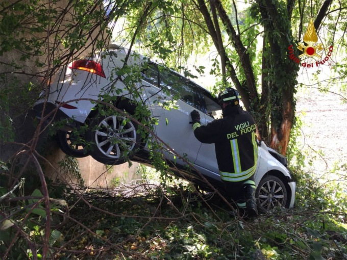 Perde il controllo, l’auto “vola” su un albero