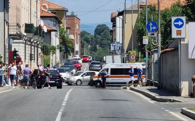 Strage sfiorata ad Albiate: ruba l’auto a un anziano, investe un ciclista e centra un altro veicolo