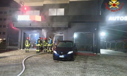 Incendio in un concessionario, notte di paura a Concorezzo