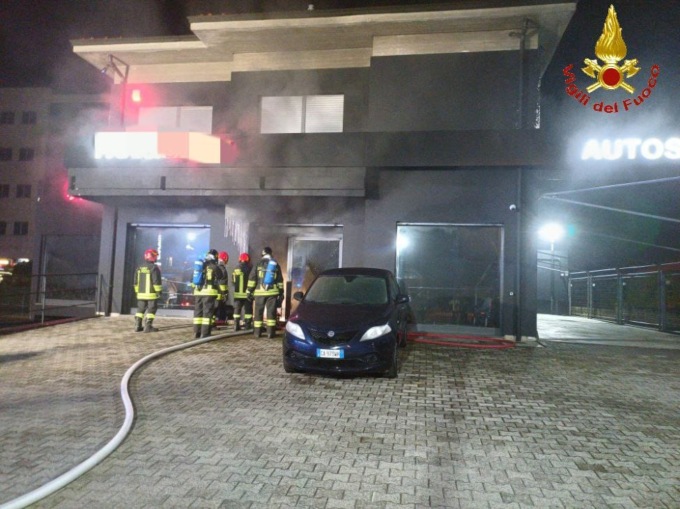 Incendio in un concessionario, notte di paura a Concorezzo
