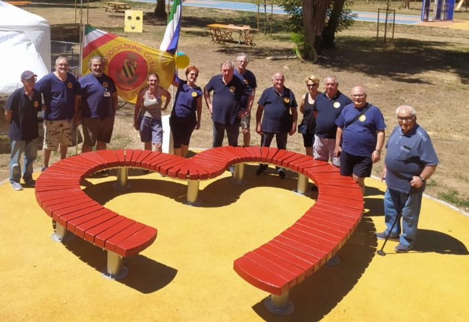 A Meda una panchina rossa a forma di cuore contro la violenza sulle donne