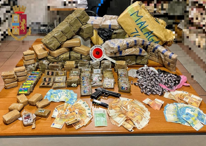 Scoperti in un box a Oreno 120 chili di droga