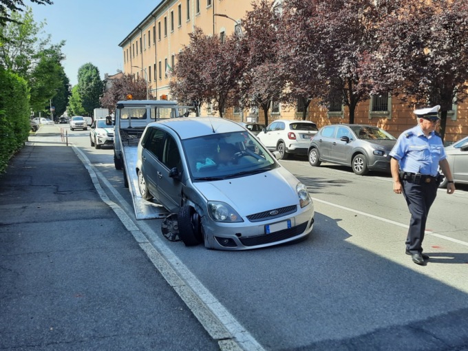 Auto fuori strada per un guasto meccanico