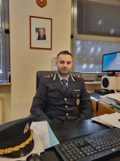 Si accascia mentre è sul tir, interviene il comandante della Polizia locale che  gli pratica il massaggio cardiaco