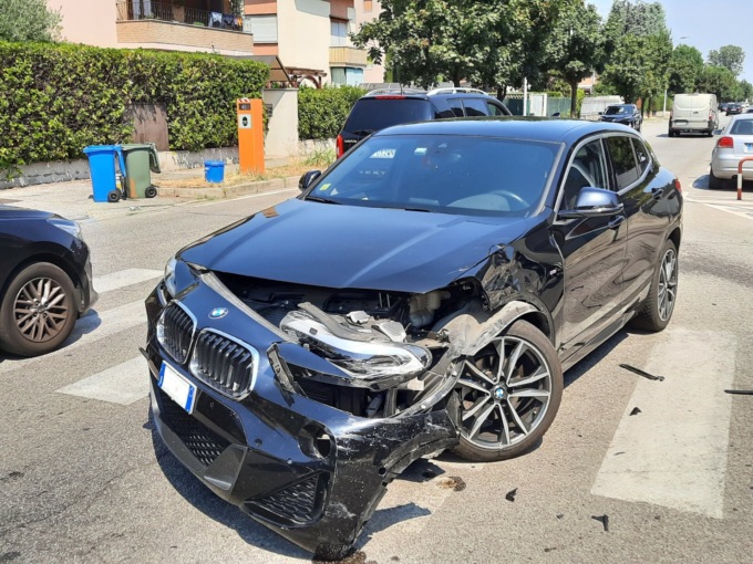 Incidente in moto, due giovani in ospedale