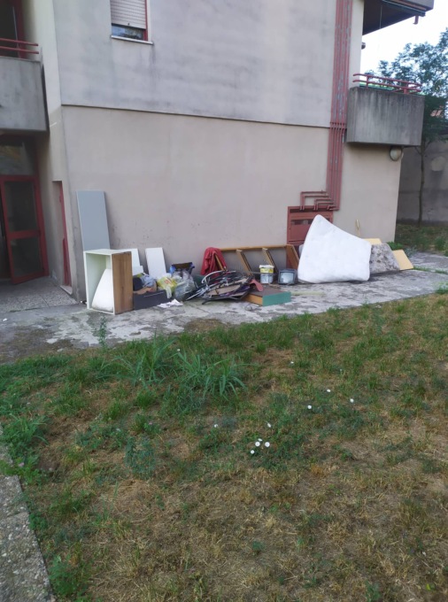 Degrado in via Bramante tra rifiuti, spaccio e violenza