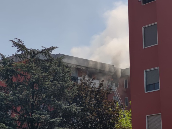 Incendio all’ultimo piano di una palazzina a Monza
