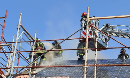 Brucia il tetto di una abitazione a Carate, intervengono i pompieri