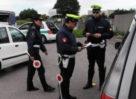 Svenuta in auto con la figlia di sei anni, in realtà è ubriaca